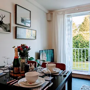  Apartment Retreat, Free Private Parking, Sleeps Up To 4